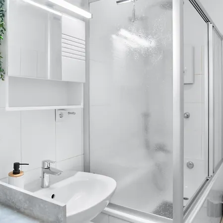 Tolles Design, Hochwertig, Vollausstattung, 3 Zimmer, Grosses Bad & Gaeste-Wc, Grosse Kueche, 3 X Smart Tv, 11 Min Zum Hbf Duisburg Exterior foto