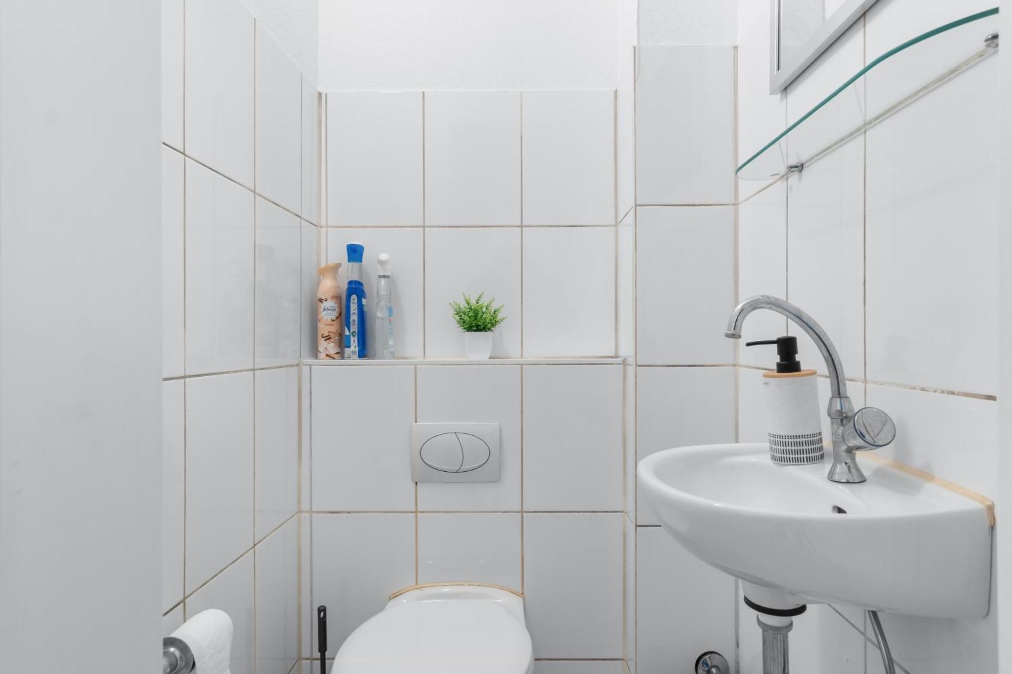 Apartment Tolles Design, Hochwertig, Vollausstattung, 3 Zimmer, Grosses Bad & Gaeste-wc, Grosse Kueche, 3 X Smart Tv, 11 Min Zum Hbf Duisburg