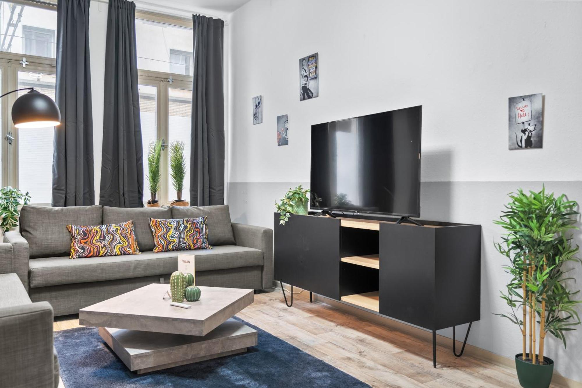 Tolles Design, Hochwertig, Vollausstattung, 3 Zimmer, Grosses Bad & Gaeste-wc, Grosse Kueche, 3 X Smart Tv, 11 Min Zum Hbf Duisburg