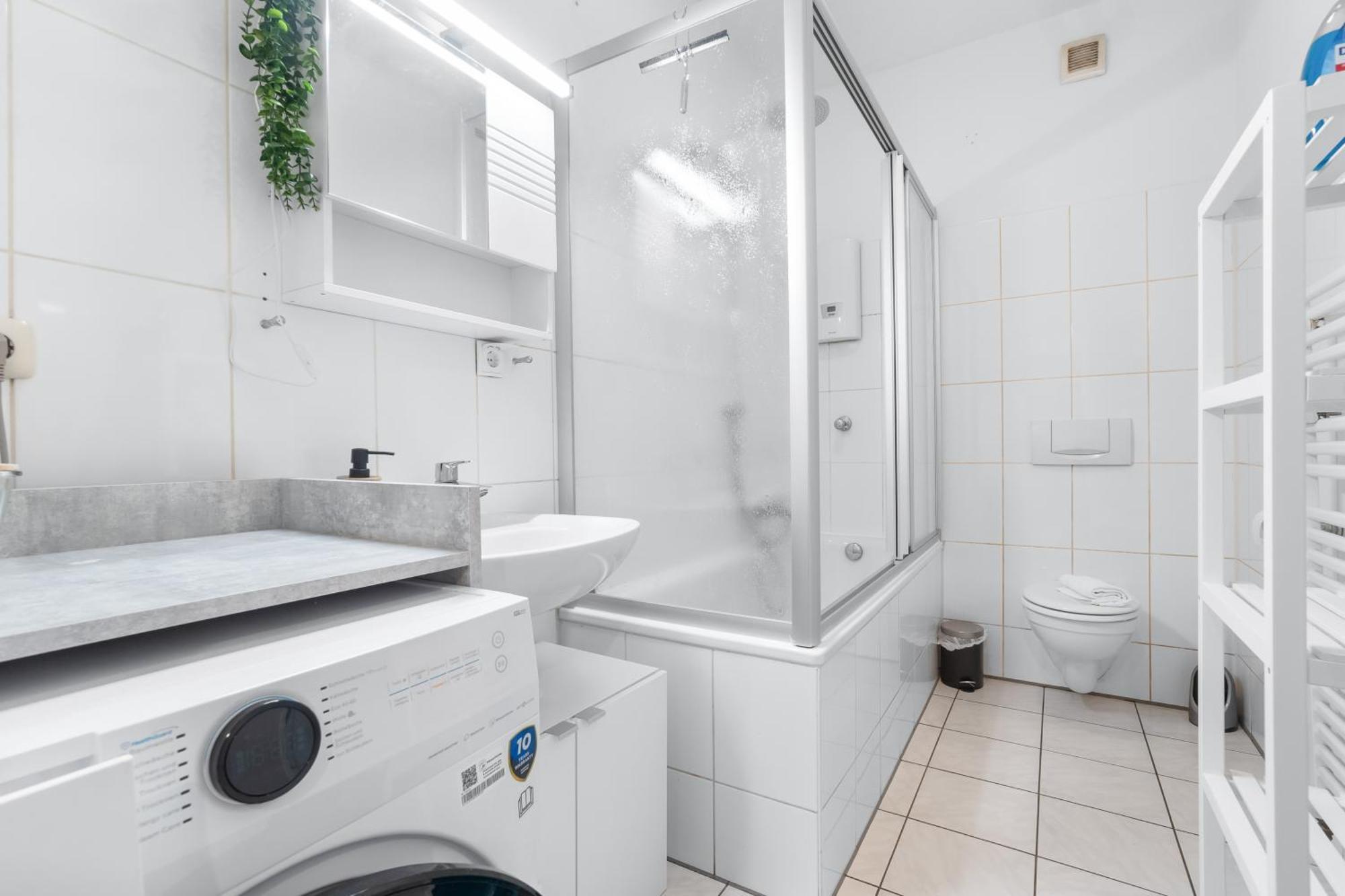 Apartment Tolles Design, Hochwertig, Vollausstattung, 3 Zimmer, Grosses Bad & Gaeste-wc, Grosse Kueche, 3 X Smart Tv, 11 Min Zum Hbf *