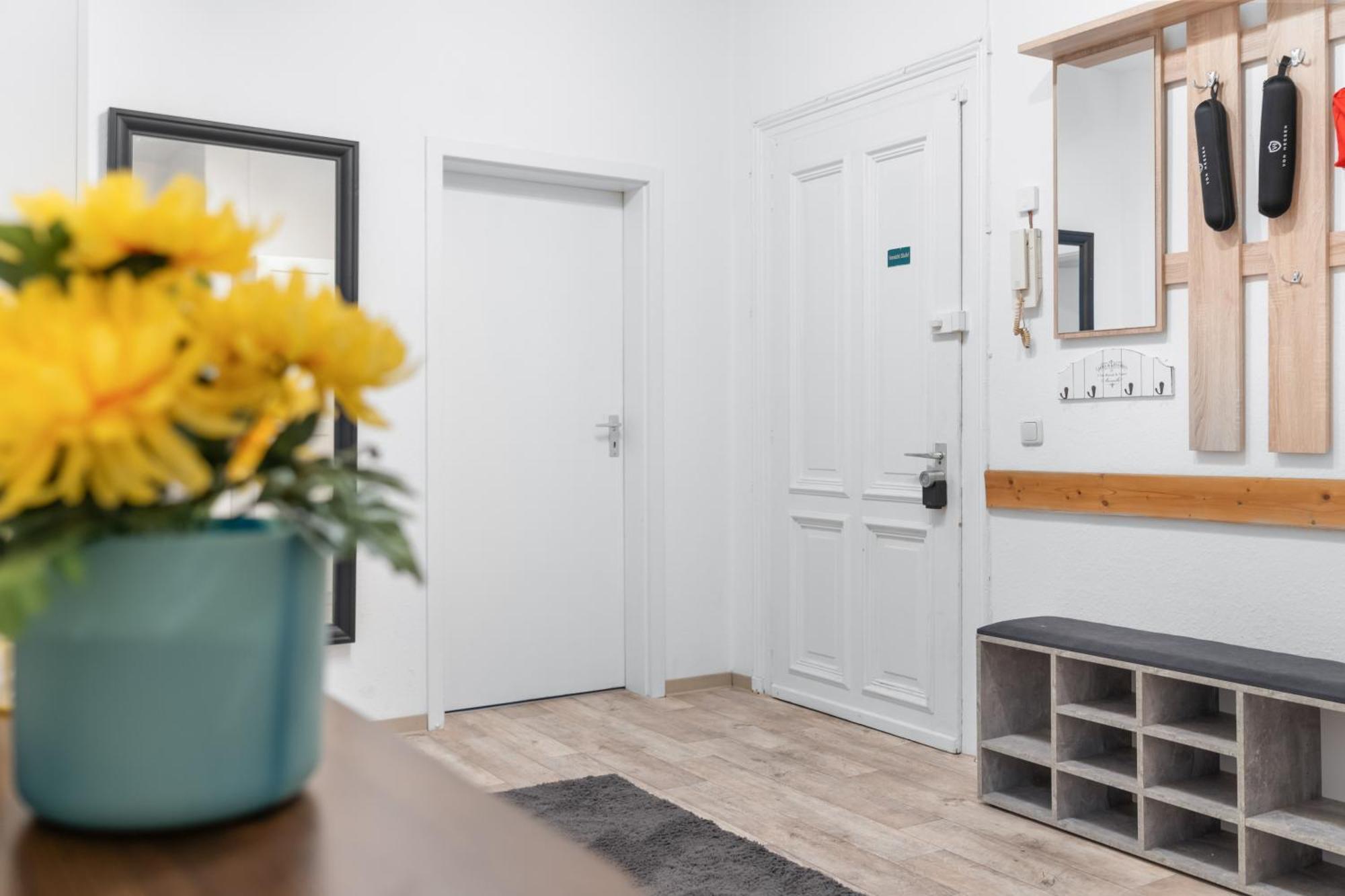Tolles Design, Hochwertig, Vollausstattung, 3 Zimmer, Grosses Bad & Gaeste-wc, Grosse Kueche, 3 X Smart Tv, 11 Min Zum Hbf Apartment Duisburg
