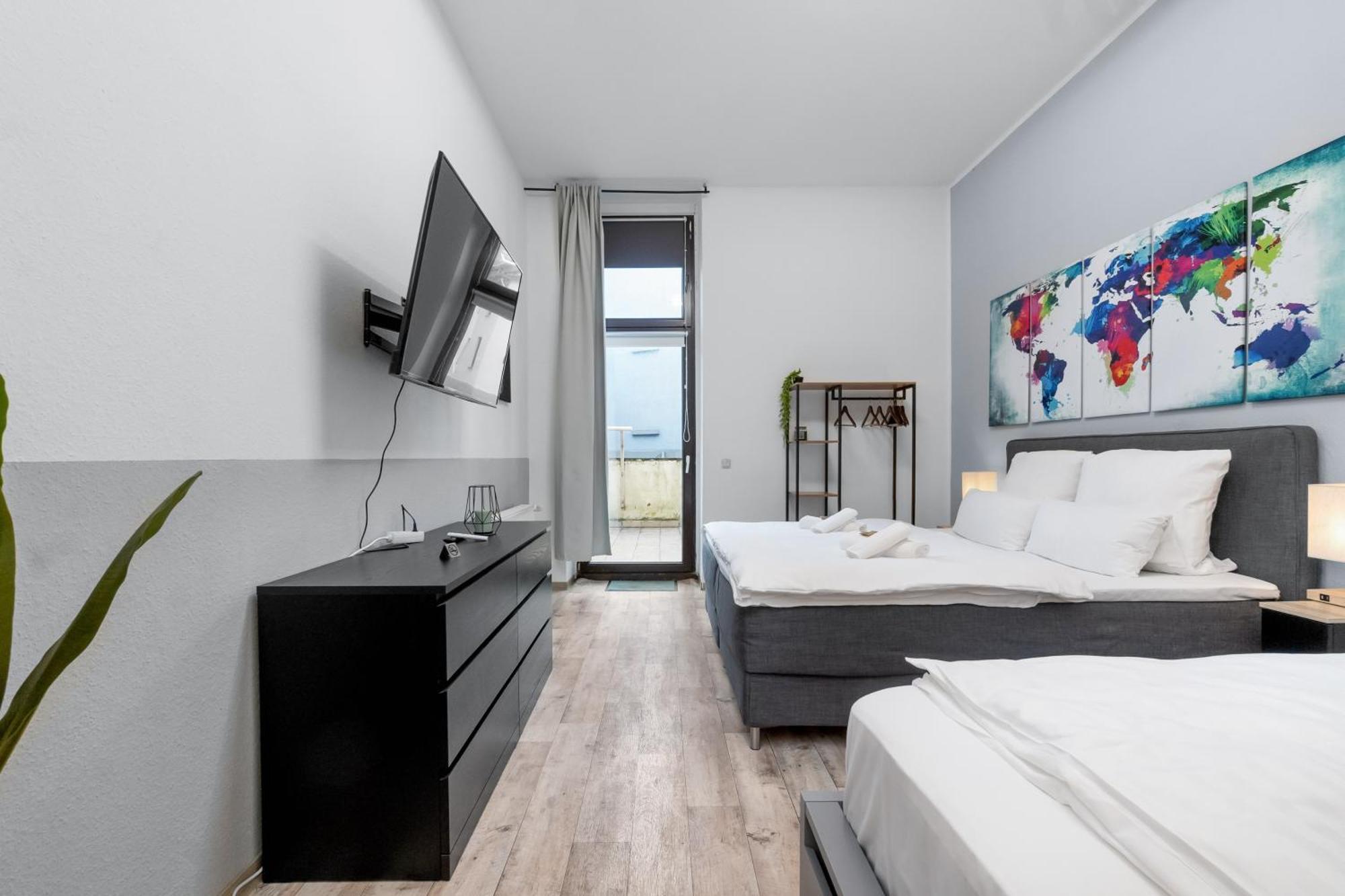 Tolles Design, Hochwertig, Vollausstattung, 3 Zimmer, Grosses Bad & Gaeste-wc, Grosse Kueche, 3 X Smart Tv, 11 Min Zum Hbf Duisburg