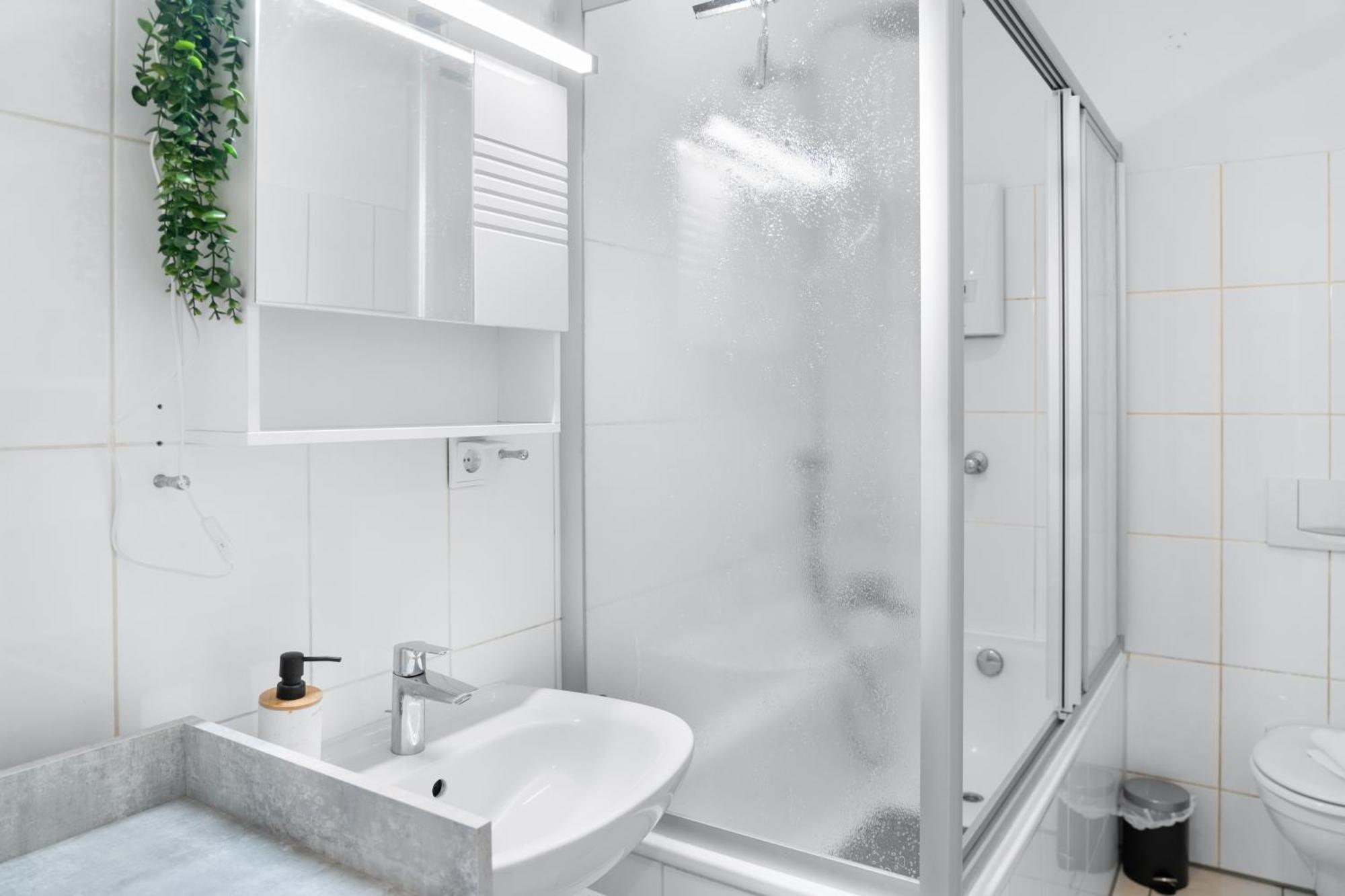 Tolles Design, Hochwertig, Vollausstattung, 3 Zimmer, Grosses Bad & Gaeste-wc, Grosse Kueche, 3 X Smart Tv, 11 Min Zum Hbf *