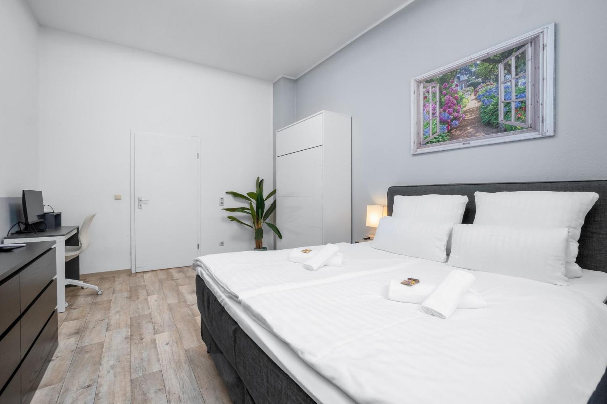 Tolles Design, Hochwertig, Vollausstattung, 3 Zimmer, Grosses Bad & Gaeste-wc, Grosse Kueche, 3 X Smart Tv, 11 Min Zum Hbf * Duisburg