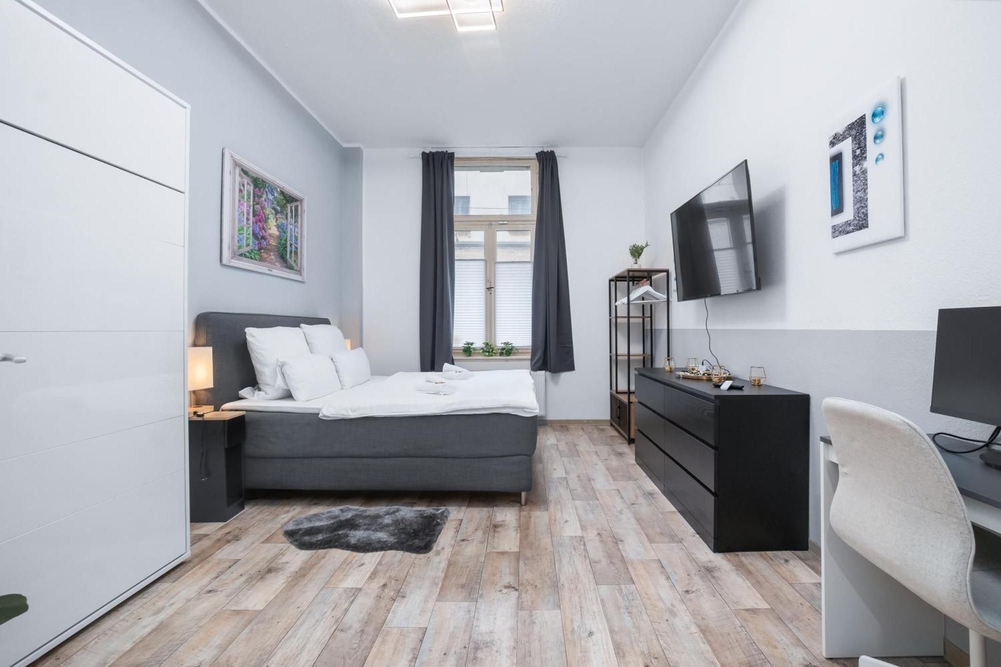 Apartment Tolles Design, Hochwertig, Vollausstattung, 3 Zimmer, Grosses Bad & Gaeste-wc, Grosse Kueche, 3 X Smart Tv, 11 Min Zum Hbf *