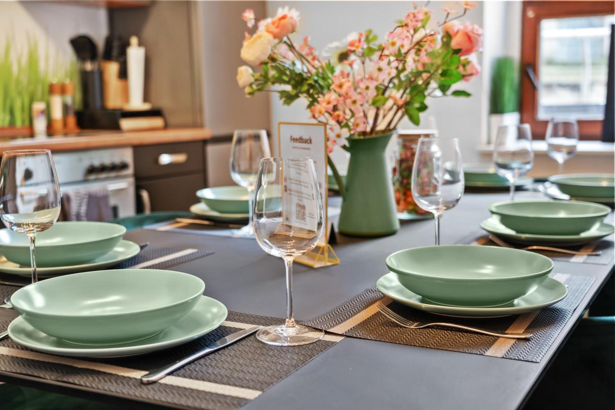 Apartment Tolles Design, Hochwertig, Vollausstattung, 3 Zimmer, Grosses Bad & Gaeste-wc, Grosse Kueche, 3 X Smart Tv, 11 Min Zum Hbf *