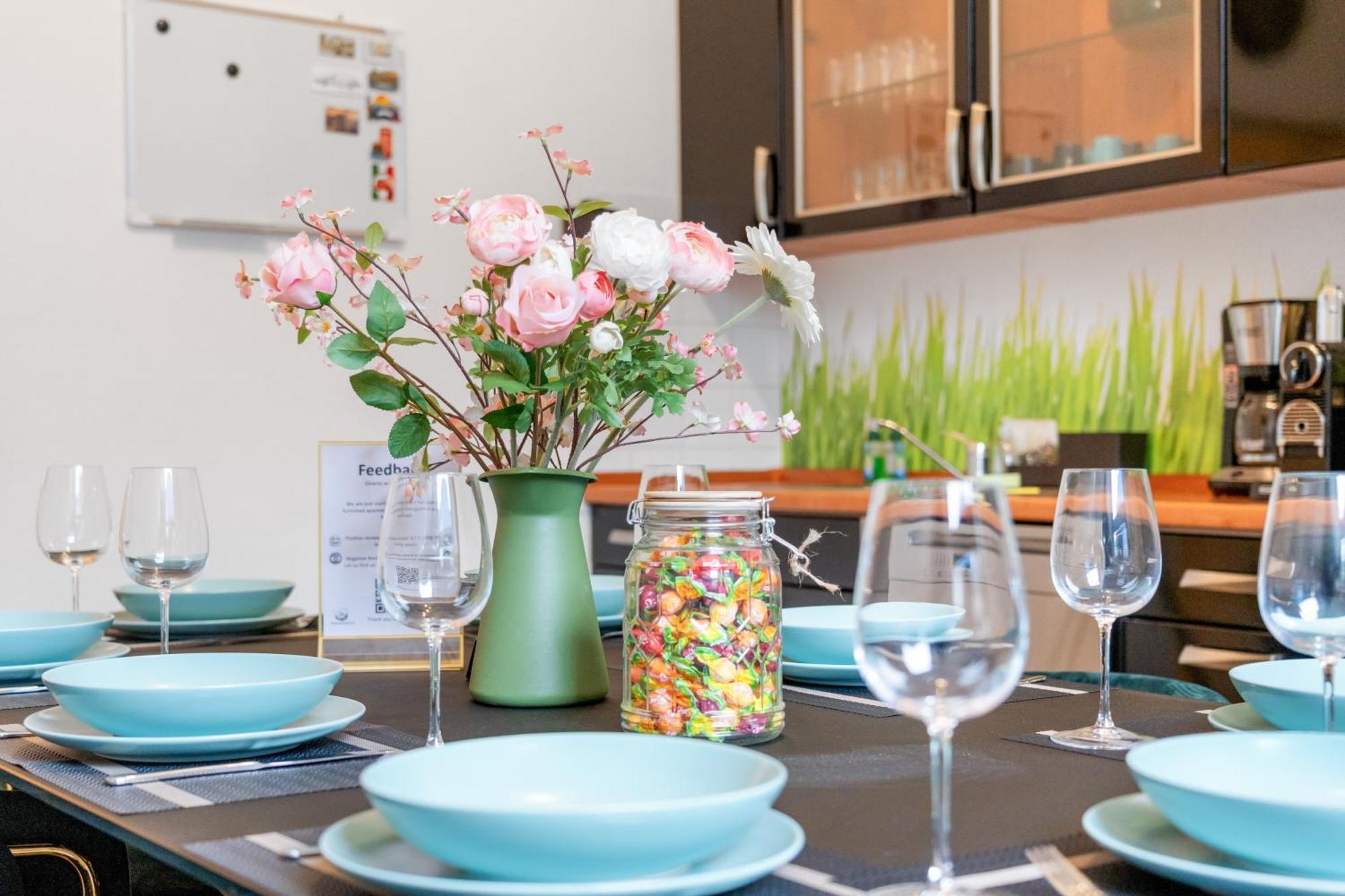 Tolles Design, Hochwertig, Vollausstattung, 3 Zimmer, Grosses Bad & Gaeste-wc, Grosse Kueche, 3 X Smart Tv, 11 Min Zum Hbf Apartment Duisburg